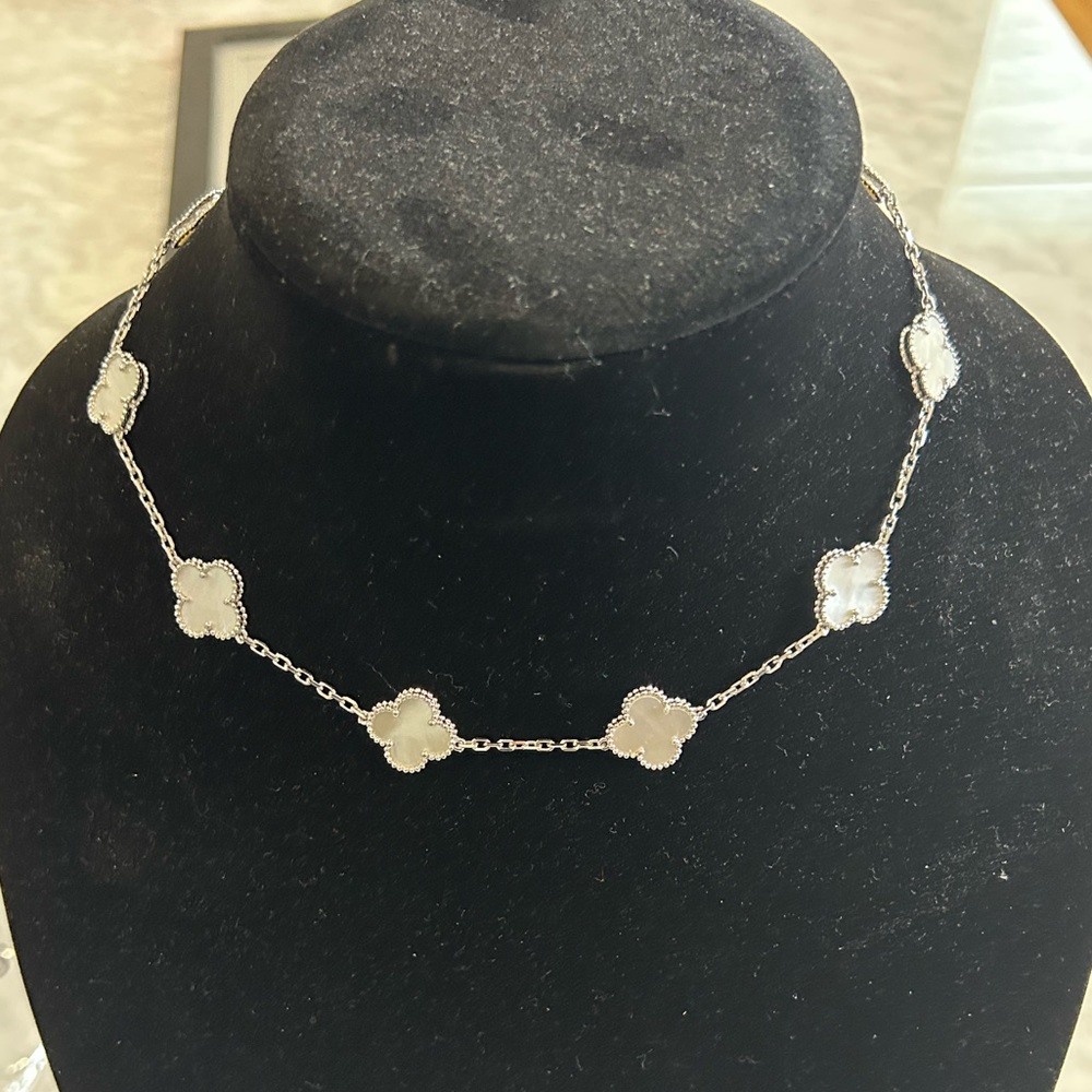 White MOP 10 motif necklace